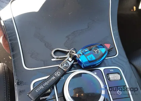 2017 Mercedes-Benz C 300 z USA, uszkodzony, nr VIN 55SWF4JB6HU192469